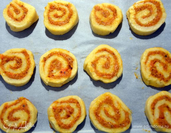 Свернуть в рулет и разрезать на куски толщиной 5 — 7 мм. 
Выложить на противень, застеленный пергаментом или силиконовым ковриком.