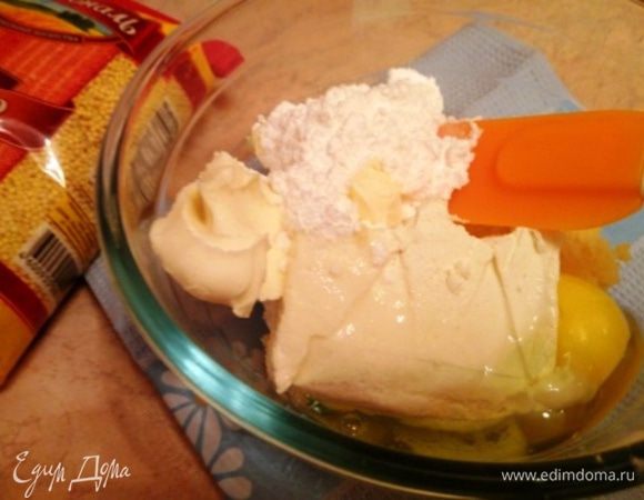 Сваренную пшенную кашу остужаем, либо берем оставшуюся пшенную кашу (нам потребуется 150 г готовой каши) добавляем творог, сахарную пудру, яйцо, творожный сыр, соль. Все перемешиваем до образования однородной густой массы. 