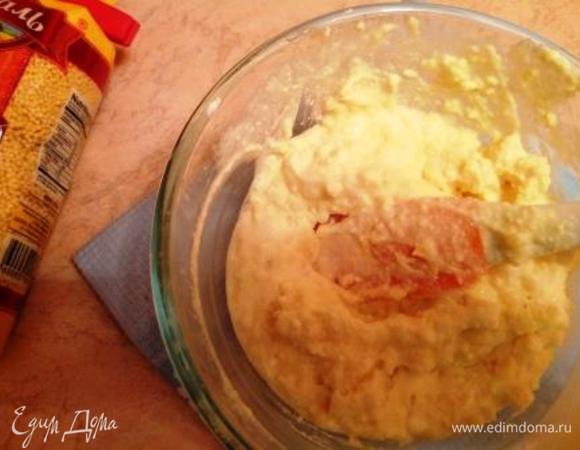 Если масса получилась немного жидковатой и из нее сложно сформировать сырники, не переживайте, добавьте пару столовых ложек манной крупы и дайте постоять минут 15 (чтобы манка разбухла).