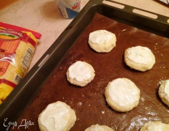 Каждый сырник смажьте немного сметаной и отправьте в разогретую до 200°С духовку на 30 минут до зарумянивания. Я за 5 минут до окончания времени выпечки включила режим конвекции. Следите за своей духовкой.