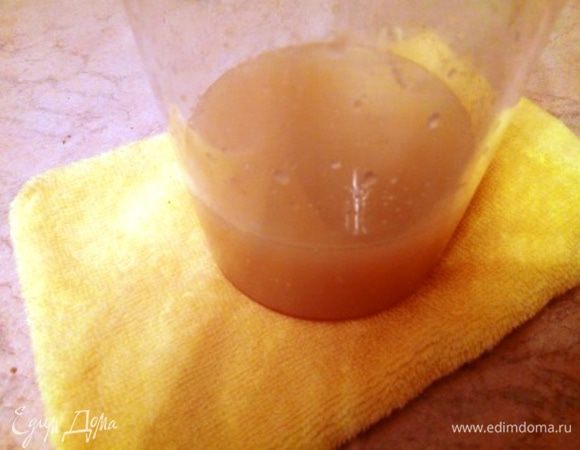 Соль растворить в воде, добавить мед и яблочный сок, натертое яблоко, все перемешать. Яблоки натереть на крупной терке (с кожурой или без зависит от качества и вкуса яблок и ваших предпочтений, у меня с кожурой). 