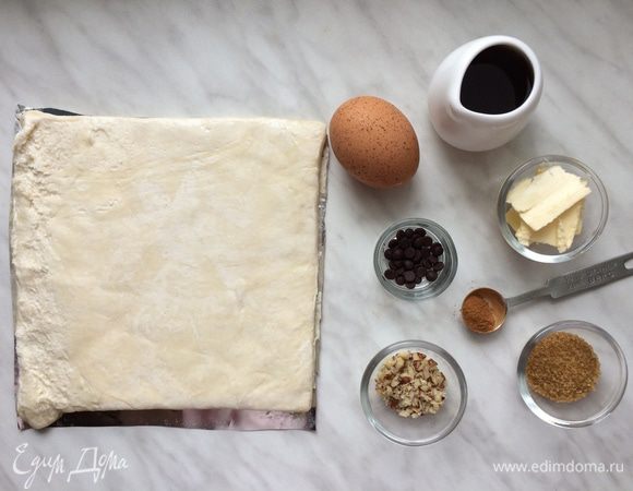 Разогрейте духовку до 180°С. Форму для запекания смажьте сливочным маслом.