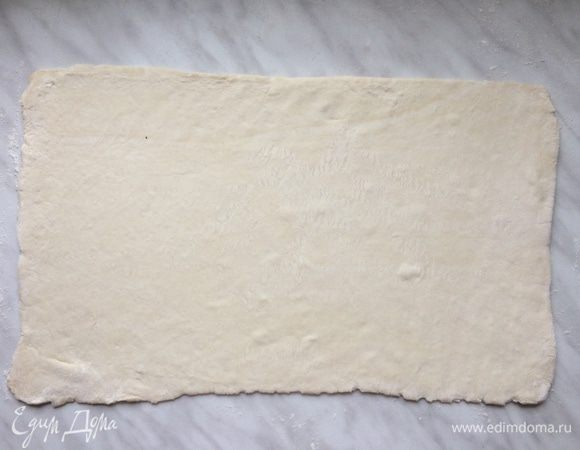 Тесто выложите на рабочую поверхность и раскатать в пласт толщиной 5 мм.