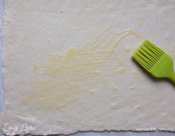 Тесто смажьте сливочным маслом.