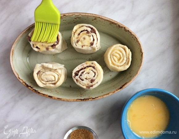 Взбейте желток и смажьте верхушки булочек. Посыпьте сахаром. Выпекайте в разогретой духовке 20 мин, до готовности. Достаньте из духоки и полейте кленовым сиропом. 