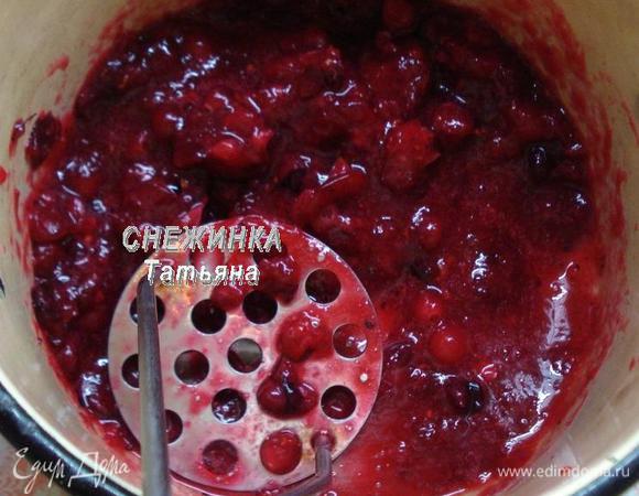 Вначале разберемся с клюквой. Если она замороженная, кладем ее в кастюльку и немного прогреваем. Затем разминаем ягоды толкушкой для пюре.