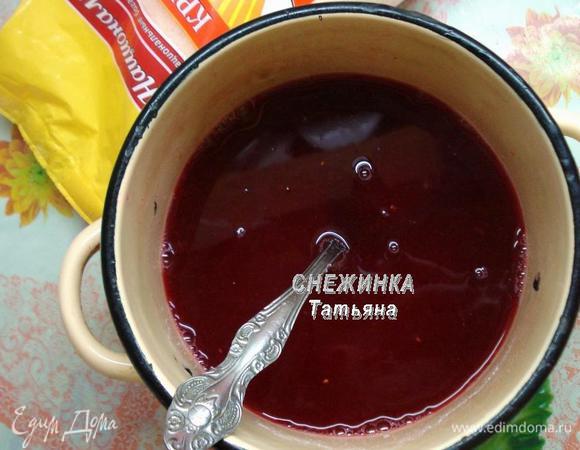 В отвар наливаем полученный ранее сок клюквы, всыпаем сахар, ванилин. Ставим на огонь, доводим до кипения, помешивая, чтобы сахар растворился.