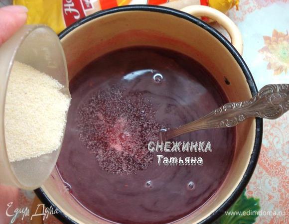 Теперь всыпаем манную крупу, постоянно помешивая, лучше венчиком.