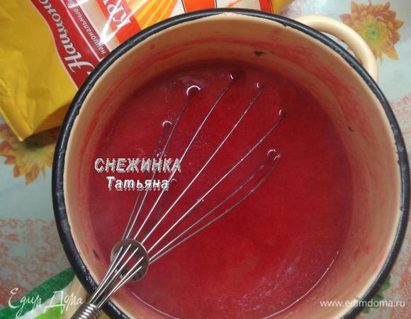 Снова доводим массу до кипения и варим около 5 минут, чтобы манная крупа сварилась. Должна получиться масса, похожая на кисель, и как видно по фото, по цвету масса станет светлее. Ставим в холодное место остужаться до температуры парного молока, слегка теплого.