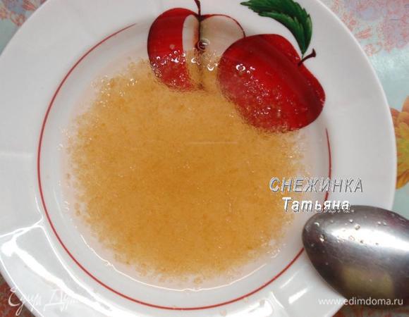 Замачиваем желатин в холодной воде. Оставляем на 5 — 10 минут, чтобы он разбух.