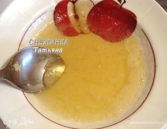 На водяной бане растворяем желатин, затем процеживаем через мелкое ситечко. Я всегда так делаю, чтобы избежать возможных комочков, которые не растворились.