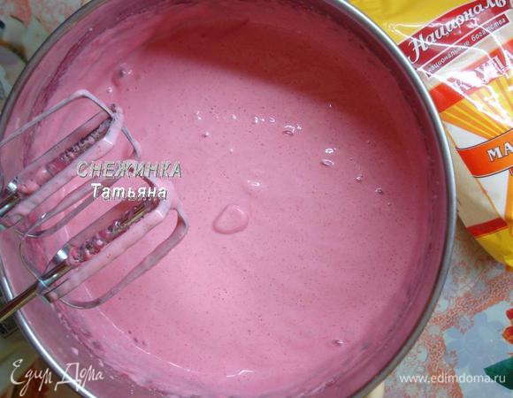 Когда масса манная остыла, ставим кастрюлю на лед или в очень холодную воду и взбиваем миксером до того момента, когда масса полностью охладится, посветлеет, станет воздушной и увеличится в объеме. Может уйти 5 минут. 