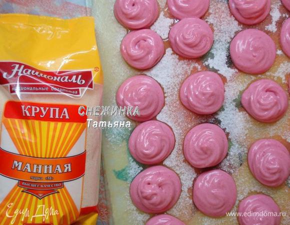 Берем кондитерский мешок и отсаживаем «зефирки». Я использовала стеклянную доску. 