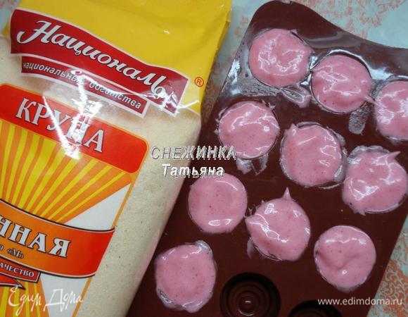 А можно разложить массу в формочки для конфет, силиконовые или такие, которые служат упаковкой в подарочных наборах. Отправляем в холодильник до полного застывания.