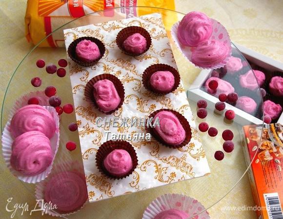 Готовые зефирки-конфетки можно соединить попарно и разложить в бумажные формочки. Подавать так или запаковать в качестве подарка.