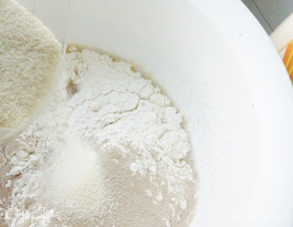 Всыпать манную крупу  ТМ «Националь». 