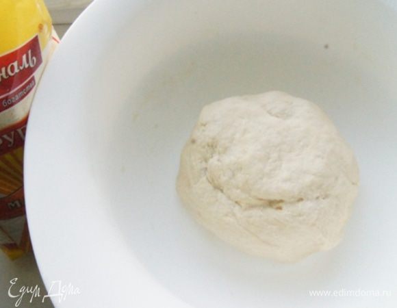 Замесить однородное тесто. Миску смазать растительным маслом, поместить туда тесто, накрыть пленкой или крышкой и убрать в теплое место на 1 час. Я ставлю в разогретую до 30°С духовку.
