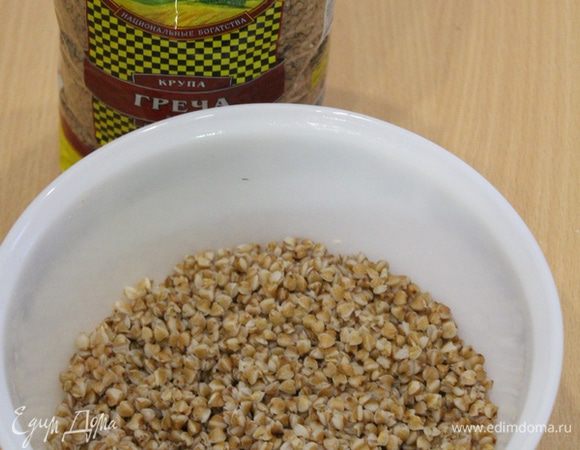 Залейте гречку ТМ «Националь» горячей водой и оставьте на ночь (гречку не варим).