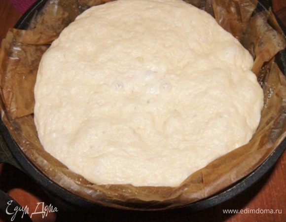 У меня простояло 12 часов. Вот такое стало тесто. Смазать по желанию верх молоком и отправить в холодную!!! духовку.
Включить ее на 200°С и выпекать хлеб 50 минут.