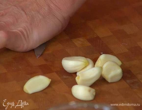 Чеснок почистить и раздавить плоской стороной ножа.