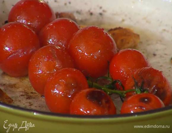 Разогреть в сковороде оливковое масло, выложить чеснок, помидоры на ветке, все посолить и обжарить.