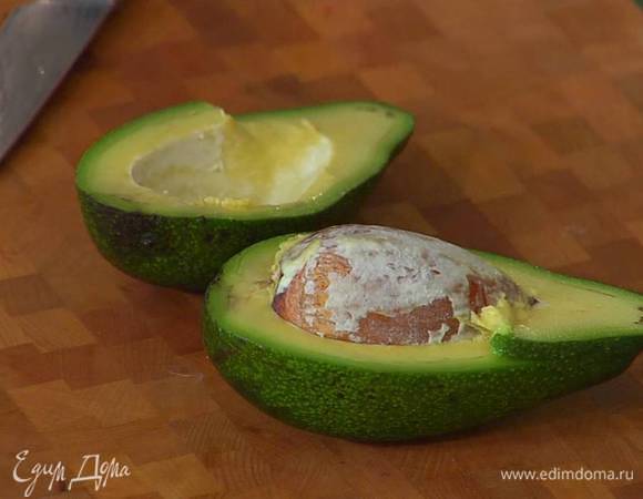 Авокадо почистить и удалить косточку.