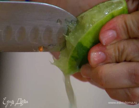 Из половинки лайма выжать сок.