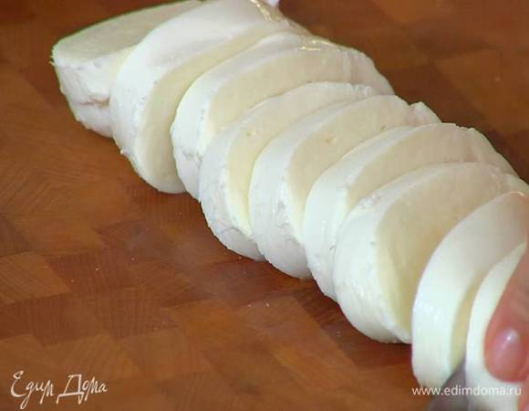 Моцареллу нарезать кружками.