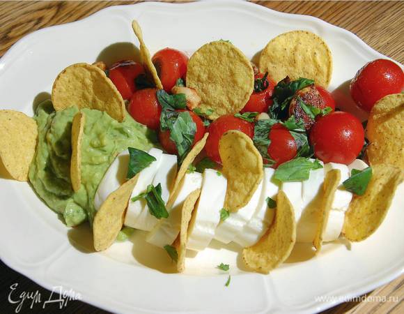 Листья базилика порвать руками и посыпать закуску.