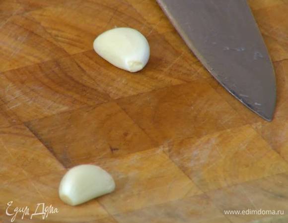 Чеснок почистить.