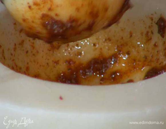 Приготовить соус: в ступке соединить тмин, зиру, сладкую паприку, корицу, кайенский перец и все растереть, добавить чеснок, соль и еще раз все растереть, затем влить оливковое масло Extra Virgin и все перемешать.