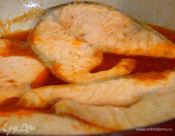 Стейки семги обвалять со всех сторон в муке, выложить в сковороду со специями, накрыть крышкой и готовить 10 минут.