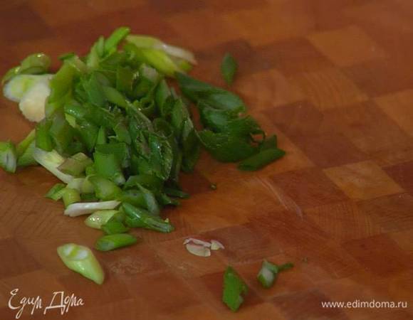 Зеленый лук тонко нарезать наискосок.