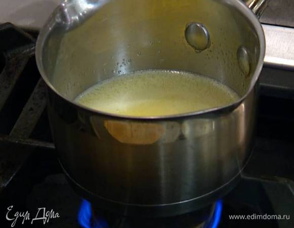 Сливочное масло растопить на медленном огне, затем немного остудить.