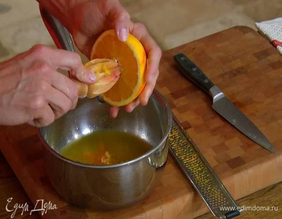 Цедру одного апельсина натереть на мелкой терке, из двух апельсинов выжать сок.