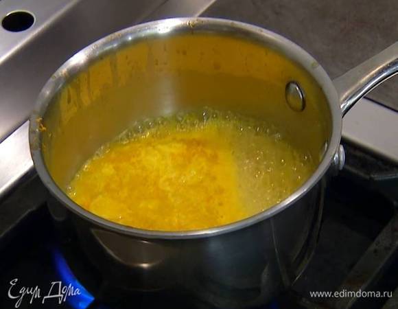 В небольшую кастрюлю влить апельсиновый сок, добавить цедру и уварить на маленьком огне вполовину.