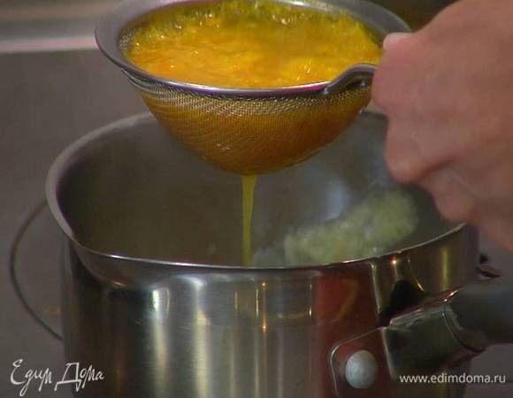 Уваренный апельсиновый сок процедить через мелкое сито и половину его тонкой струйкой влить в белковую массу.