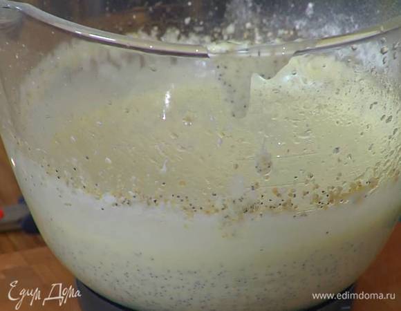 Понизить скорость комбайна, всыпать муку с орехами и маком и вымешать еще немного. Если тесто получилось густоватым, добавить еще немного апельсинового сока.