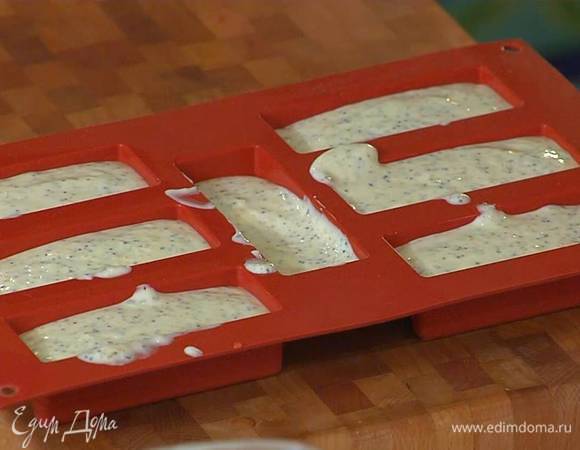 Разлить тесто в силиконовые формы.