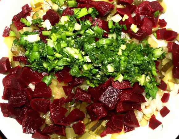 Добавить нарезанную свеклу, зелень.
