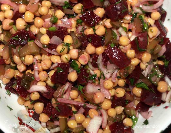 Добавить по вкусу соль, черный молотый перец, растительное масло и перемешать. Салат готов.