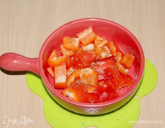 Перец порежьте на кусочки, полейте оливковым маслом, посолите и поперчите, добавьте измельченный тимьян и запекайте в духовке при 220°С примерно 15 минут.