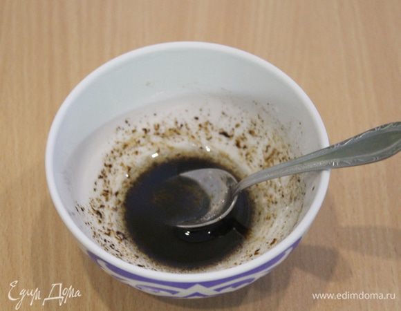 Для заправки смешайте оливковое масло, бальзамический уксус и мед, посолите и поперчите.