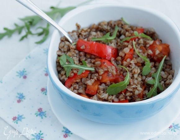 Выложите салат, полейте заправкой, добавьте немного зелени и перемешайте. Подавайте салат теплым.