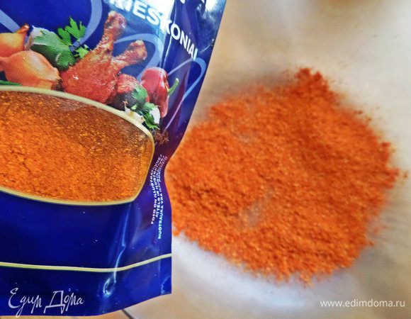 Итак, панировка-маринад. Берем приправу для курицы.
