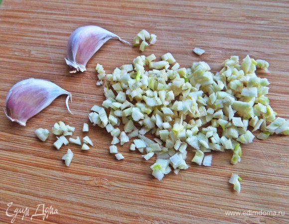 Порубим мелко чеснок.