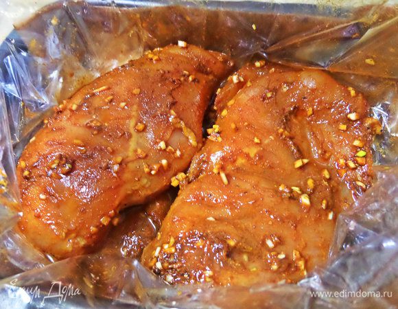 Поместить грудки в рукав для запекания. Подлить немного воды.