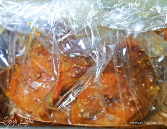 Завязать сверху или скрепить скрепкой и в форме поставить в духовку на 30 минут при 180°С.