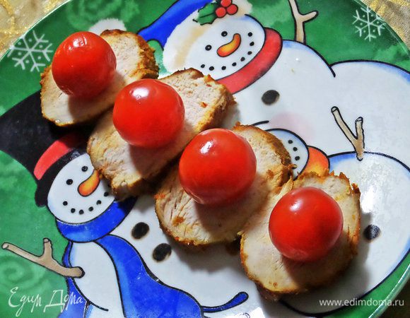 Теперь покажу подачу на шпажках. На ломтик курицы поставить помидорку черри.