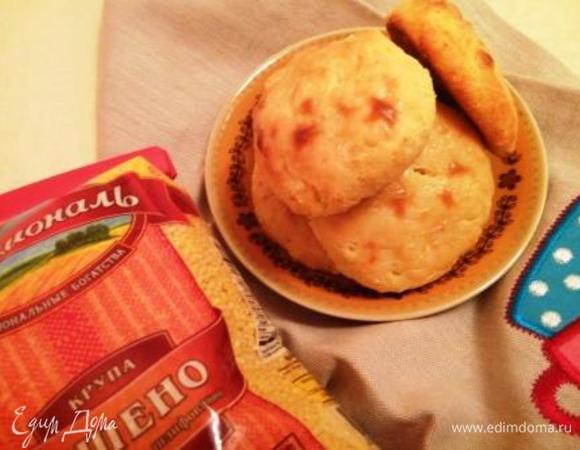 Готовые сырники немного остудить и подавать со сметаной, сгущенкой, ягодами.